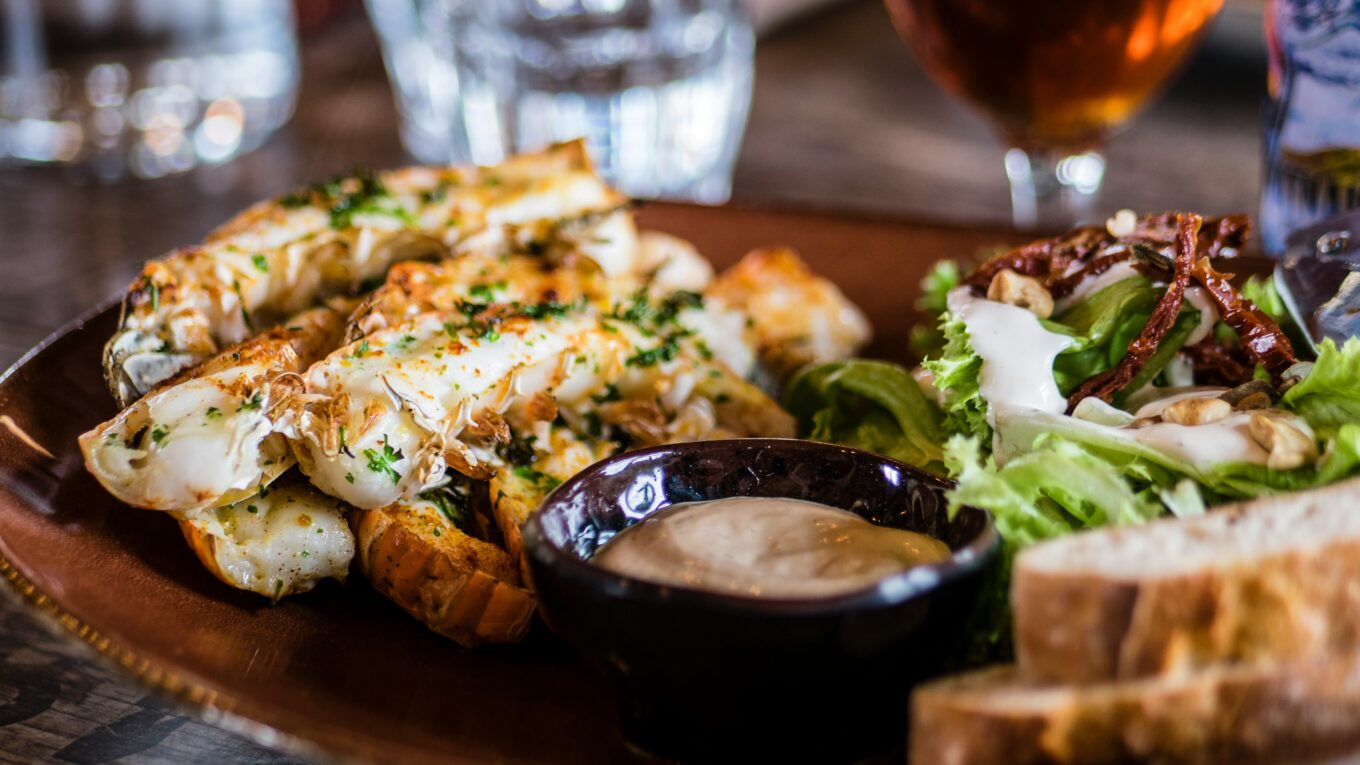 Warum Essen im All mehr als nur Nahrungsaufnahme ist / Teller mit Sommerrollen und Soße